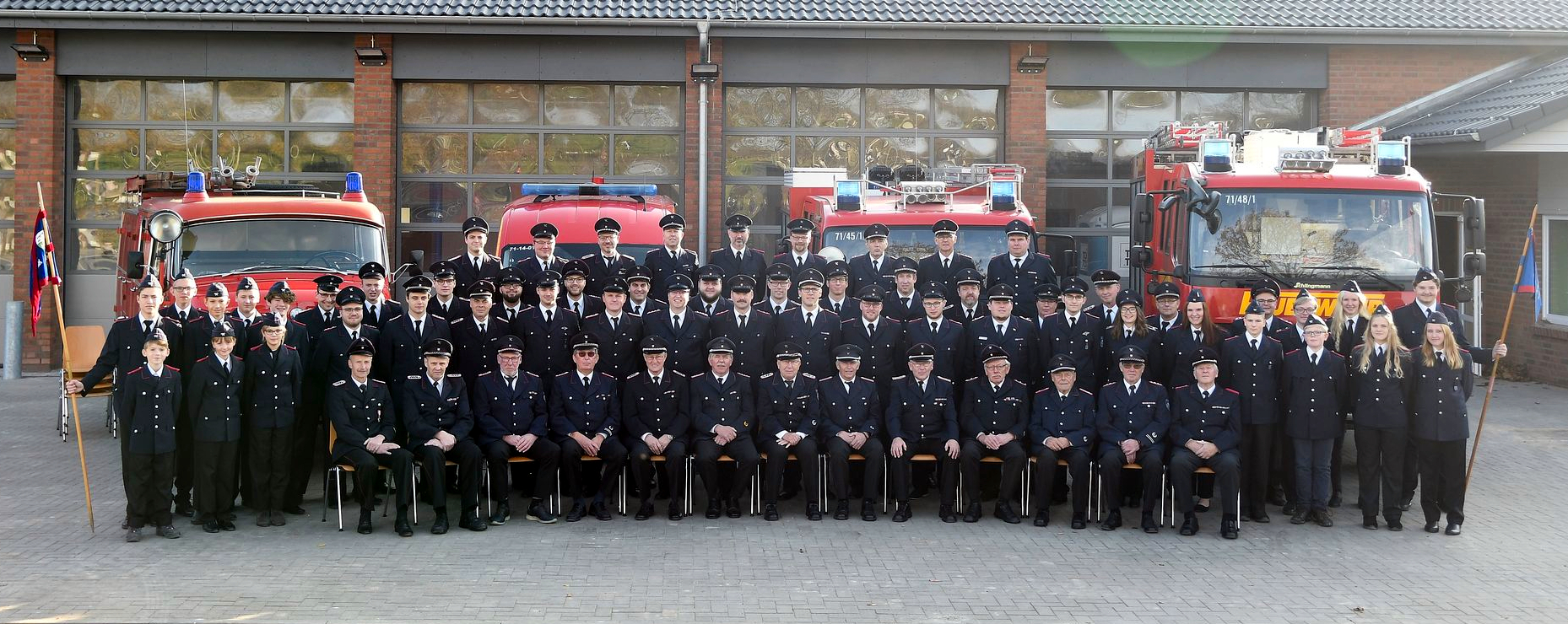 Gruppenfoto der Freiwilligen Feuerwehr Hemmingstedt-Lieth vor dem Gerätehaus